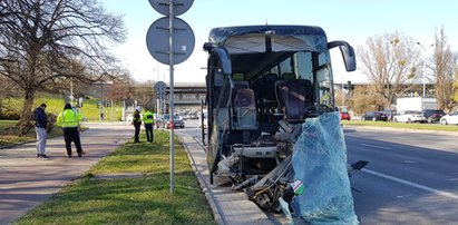 Kolizja autobusu na Wisłostradzie. W środku były dzieci