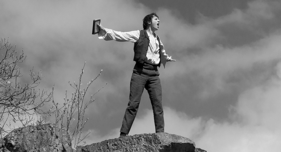 Jednym z najważniejszych wydarzeń tegorocznego WFF będzie polska premiera epickiego, czterogodzinnego fresku <b>„Druga Ojczyzna – kronika tęsknoty” Edgara Reitza |(na zdjęciu)</b>. Niemiecki reżyser powraca w nim do rozpoczętej jeszcze w latach 80. serii „Heimat”. Opowiadał w niej o rodzinie Simonów, doprowadzając jej stuletnią historię do upadku muru berlińskiego. W najnowszym filmie wraca do korzeni i przedstawia losy Simonów w czasach XIX-wiecznej wielkiej emigracji. Co ciekawe, to pierwszy film z cyklu „Heimat” zrealizowany na potrzeby kina – wcześniejsze Reitz kręcił dla telewizji. „Telewizja w Niemczech skręciła w bardzo złą stronę – tłumaczył reżyser w jednym z wywiadów. – Nie ma tam już miejsca dla artystycznej wolności”.