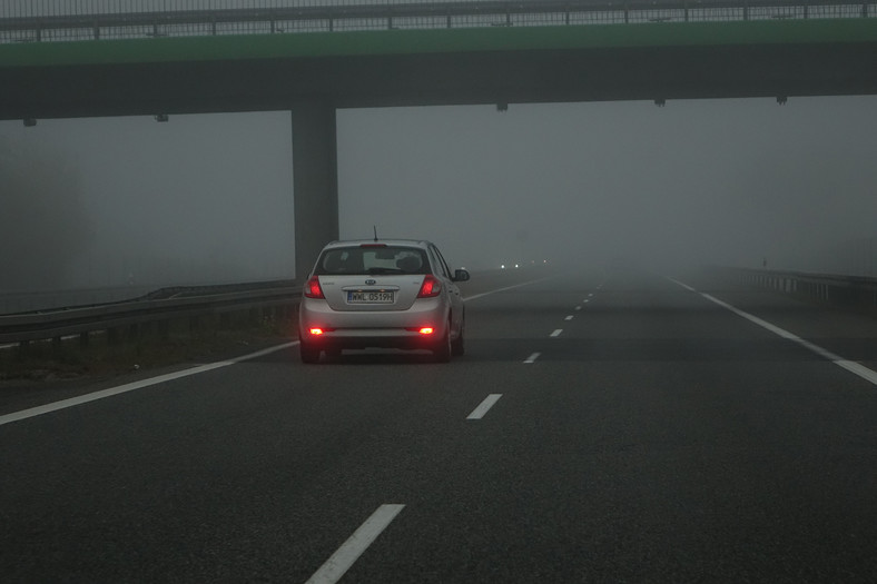 Jak jeździć we mgle? Które światła są obowiązkowe?