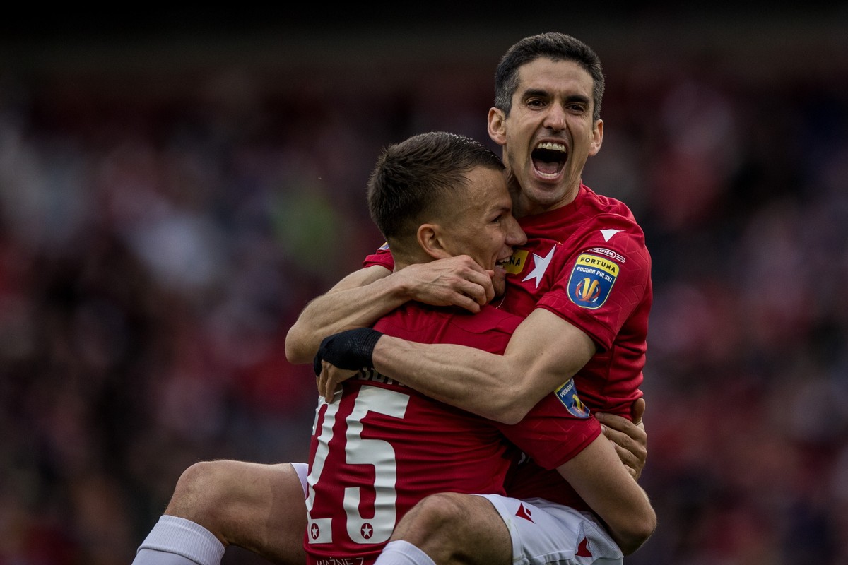 Piłkarze Wisły Kraków Jesus Alfaro (P) i Bartosz Jaroch (L) cieszą się z gola podczas meczu półfinałowego Pucharu Polski z Piastem Gliwice
