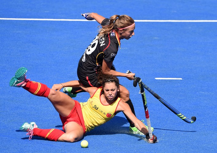 Piękne dziewczyny grają w hokeja... na trawie