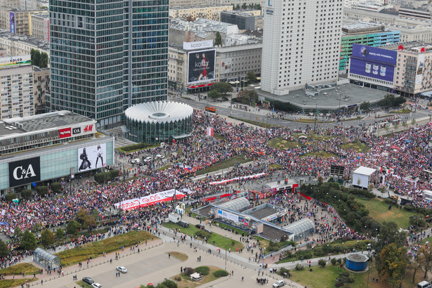 Kampania wyborcza do parlamentu 2023. Uczestnicy zorganizowanego przez Koalicję Obywatelską "Marszu Miliona Serc" zbierają się na Rondzie Dmowskiego