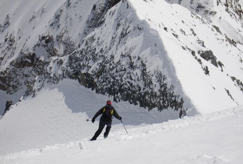Marek Głogoczowski zjeżdża z Gran Zebrú (3800 m.), Ortles, Włochy, 2009 r.