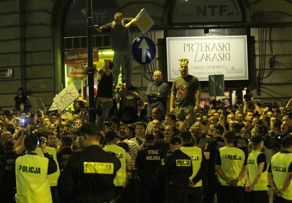 WARSZAWA KRZYŻ PRZED PAŁACEM PREZYDENCKIM