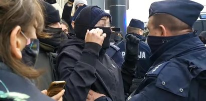 Szokująca interwencja policjanta. Co zrobił kobiecie? Wszystko zostało nagrane!