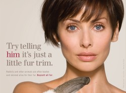 Naga piosenkarka przykryła się królikiem