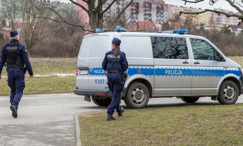 Policjanci pilnują wejść do restauracji i wyłapują gości. Wyciekł rozkaz Komendy Głównej Policji