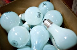 Żarówkowa kontrabanda. Czy można legalnie przywieźć żarówkę do Polski?