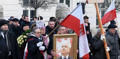 Barierki na miesięcznicy. Odgrodzili prezesa