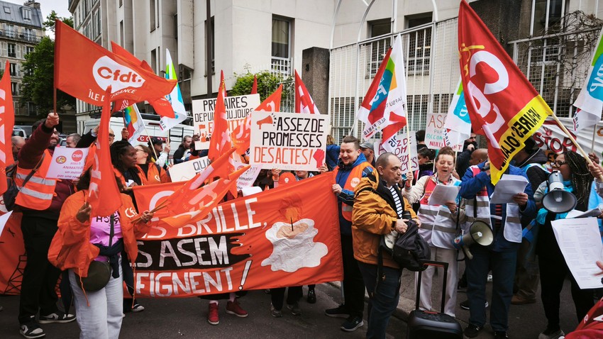 Protest školskih asistenata u Parizu, tvrdeći da se suočavaju sa nepravednom sumnjom zbog talasa žalbi | Foto: BBC