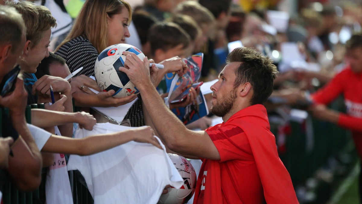 - Poprzednie eliminacje do Euro 2016 zaczynaliśmy z innego pułapu. Byliśmy wtedy niewiadomą, wcześniejsze wyniki nie były najlepsze, dzisiaj jesteśmy mocni. Po Euro zespół nabrał pewności siebie - powiedział na konferencji prasowej przed meczem el. MŚ z Kazachstanem Maciej Rybus.