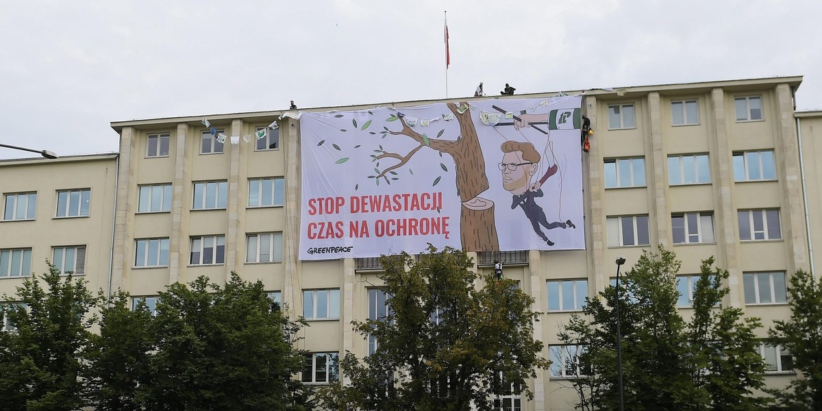 Warszawa: protest Greenpeace na gmachu MŚ ws. ochrony lasów