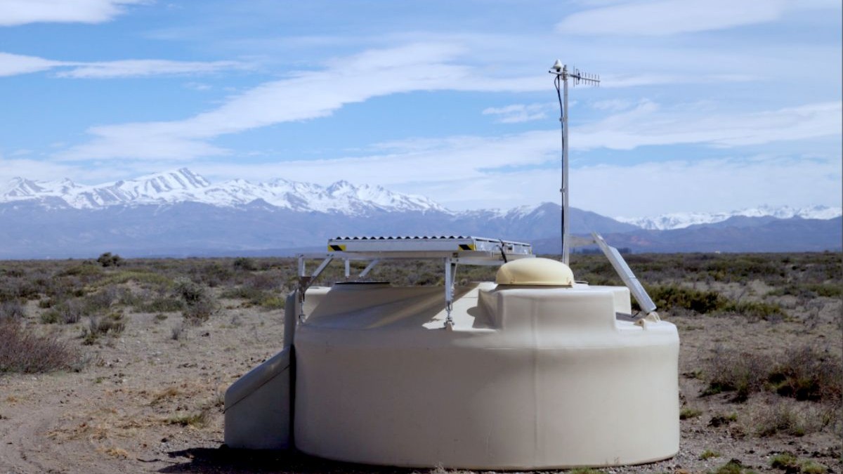 În 2004, 1.660 de rezervoare portocalii au fost instalate în Argentina De atunci, se așteaptă semnalul unor particule extreme din Univers pentru a lovi apa