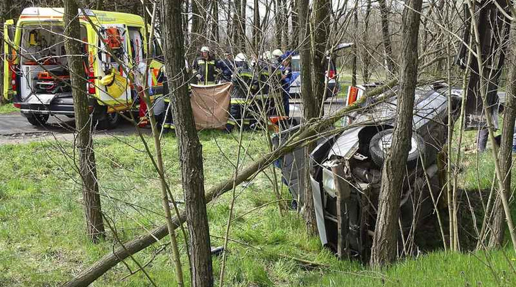 Egy halottat szedtek ki a kocsiból, a sofőrnek viszont alig lett baja / fotó: MTI-Donka Ferenc