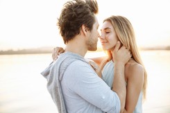 'Ten pierwszy raz'. Specjalista o tym, jak rozmawiać o inicjacji przed wakacjami [ROZMOWA]