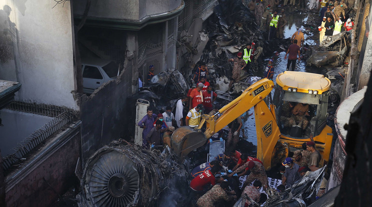 Utasszállító gép balesete Pakisztánban / Fotó: MTI/EPA