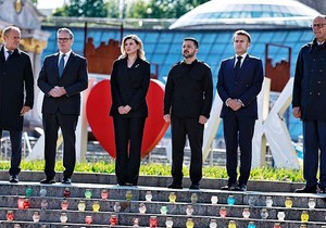 Lideri Poljske, Velike Britanije, Francuske i Nemačke sa ukrajinskim Vladimirom Zelenskim i njegovom suprugom OLenom (u sredini) u Kijevu 10. maja 2025. | Foto: Getty Images