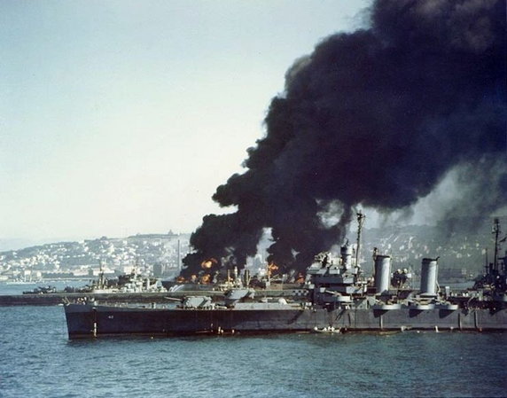 Alianckie statki płoną w porcie w Algierze po niemieckim nalocie (domena publiczna).