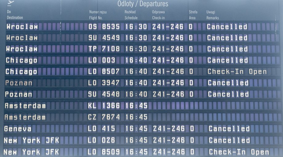 Tablica odlotów na Lotnisku Chopina w Warszawie w niedzielę 15 marca 2020 r. Był to pierwszy dzień zakazu regularnych lotów międzynarodowych do i z Polski, a także zawieszenia połączeń krajowych przez LOT