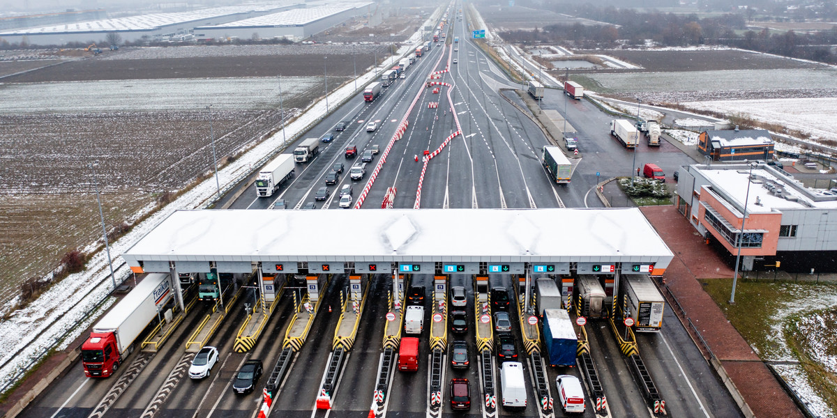 Na zdjęciu bramki na autostradzie A4 w punkt poboru opłat Gliwice Sośnica .