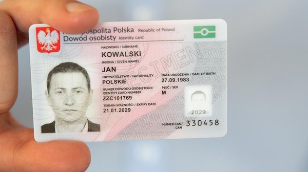 Dowody z warstwą elektroniczną (tzw. e-dowody), oprócz tradycyjnej funkcji potwierdzania tożsamości, posiadają także wbudowany, niewidoczny chip.