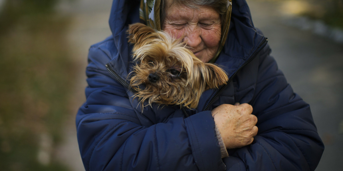 Mieszkanka wsi Kiwszariwka ogrzewa swojego psa