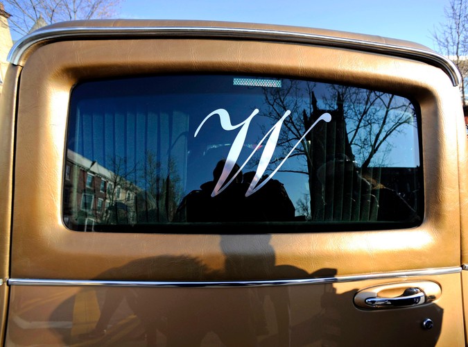 Na tylnej szybie karawanu przyklejono literę W, inicjał imienia piosenkarki