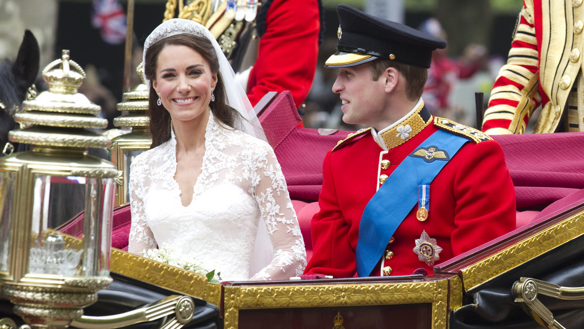 Nastrojowa kolacja przy świecach w luksusowej restauracji, romantyczny wypad do Paryża, a może spotkanie w Buckingham Palace u królowej Elżbiety II? Brytyjczycy już od kilku tygodni zastanawiają się jak ich ulubiona książęca para William i Kate spędzą swoją drugą rocznicę ślubu, która wypada 29 kwietnia. W zeszłym roku młodzi wybrali się z grupą znajomych do kameralnego pubu, gdzie wznosili toasty ulubionym ciemnym piwem. W tym roku, jak donoszą media, małżonkowie także nie planują żadnych specjalnych uroczystości. Większą cześć dnia Kate spędzi w hospicjum dla dzieci Naomi House Children Hospice w Hampshire, gdzie zorganizuje małe przyjęcie dla podopiecznych. Dopiero później spotka się z Willsem. Wieczornych planów nie chce jednak zdradzić nikomu. Parze zależy by choć przez kilka dni w roku, podczas szczególnych dla nich momentów uciec od błysków fleszy. W końcu młodzi Windsorowie są najbardziej lubianą i najczęściej fotografowaną parą w Anglii! Od czasu ich ślubu w 2011 roku, dziennikarze nie dają im spokoju i dokumentują prawie każdy ich krok. O jakich wydarzeniach z udziałem Williama i Kate było najgłośniej w ciągu ostatnich dwóch lat? Oto nasza subiektywna lista...