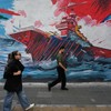 Mural sa američkim nosačem aviona pod napadom projektila u Teheranu 17. maja