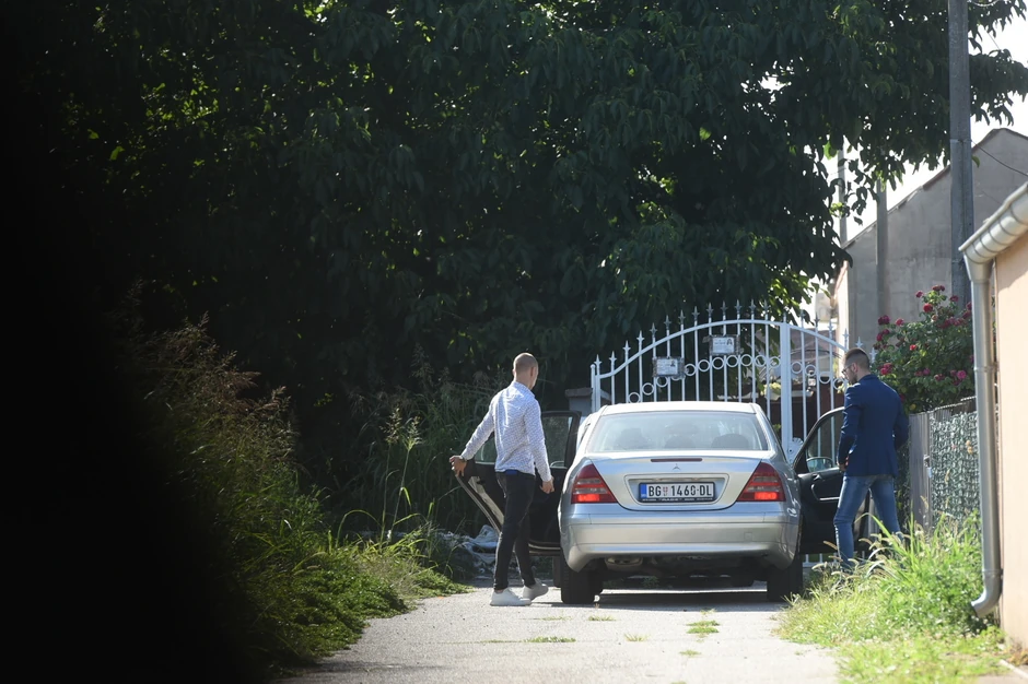 Uroš seda na zadnje sedište "mercedesa"