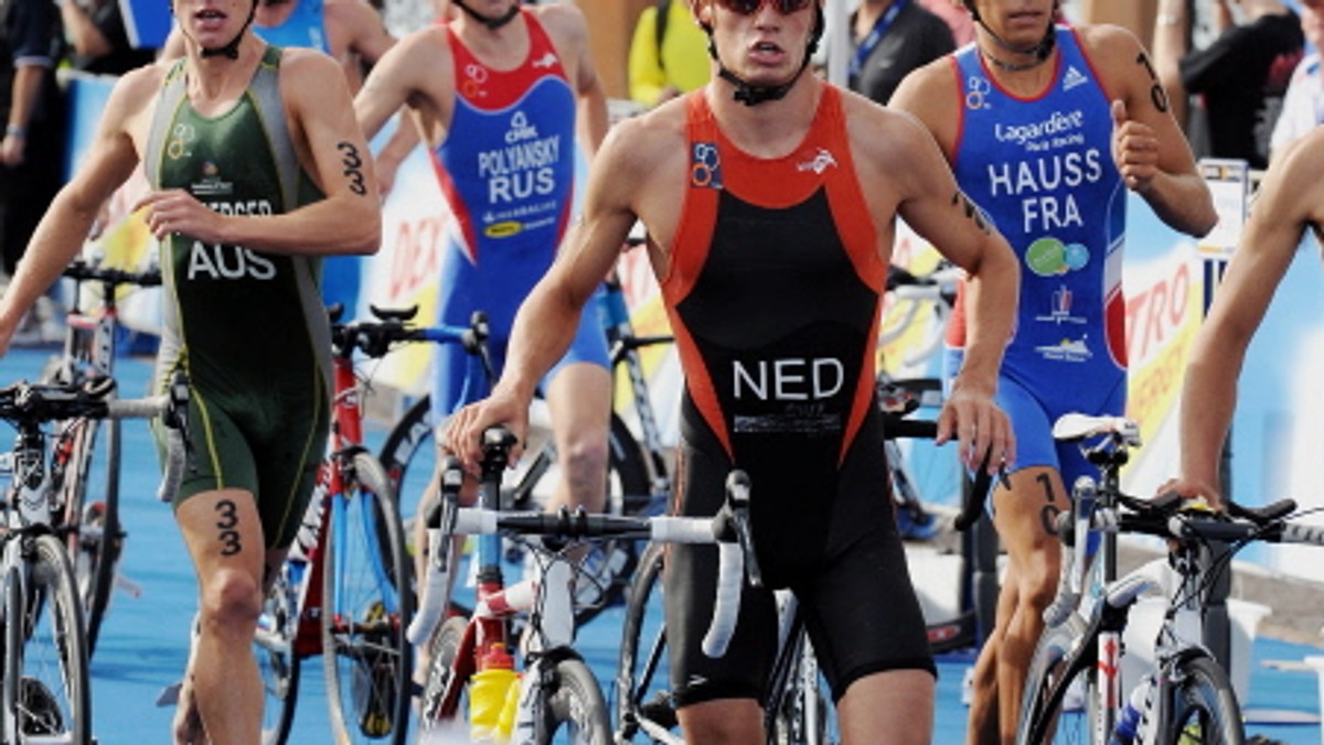 Nowozelandczyk Bevan Docherty i Chilijka Barbara Riveros Diaz zwyciężyli w Sydney w pierwszych z siedmiu zawodów mistrzostw świata w triathlonie na dystansie olimpijskim (1500 m pływanie, 40 km jazda rowerem i bieg na 10 km). Polacy nie startowali.