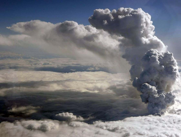 Chmura pyłu znad islandzkiego wulkanu w regionie lodowca Eyjafjallajokull
