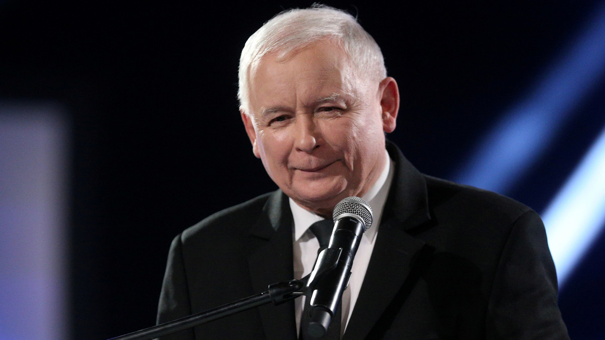 Prezes Prawa i Sprawiedliwości Jarosław Kaczyński był gościem programu "Gość Wiadomości" na antenie TVP Info. - Tutaj padają różne pytania, ostatnio o twarze premiera Morawieckiego. Ta prawdziwa twarz to jest twarz człowieka, który naprawił polskie finanse publiczne - stwierdził, pytany o taśmy ujawnione przez Onet.