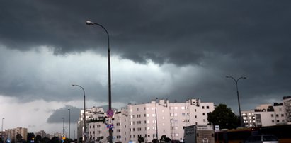 Pogoda na czwartek. Niż Hendrik da nam się ostro we znaki! IMGW ostrzega przed wichurami, burzami z gradem i krupą śnieżną