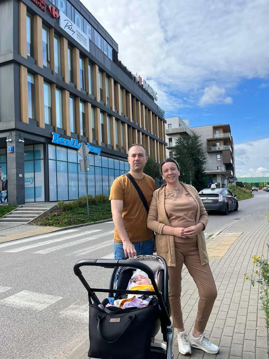 tata i mama sa Irinom ispred klinike u Poljskoj