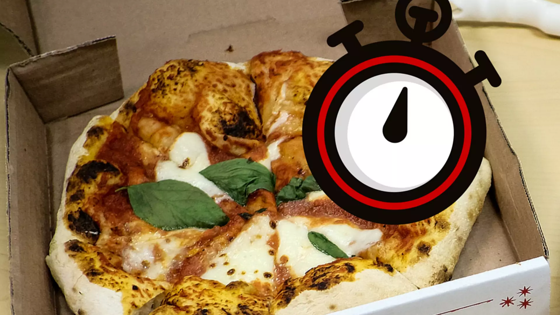 Jak długo możesz trzymać niezjedzoną pizzę w kartonie? Zobacz, ile dokładnie masz czasu