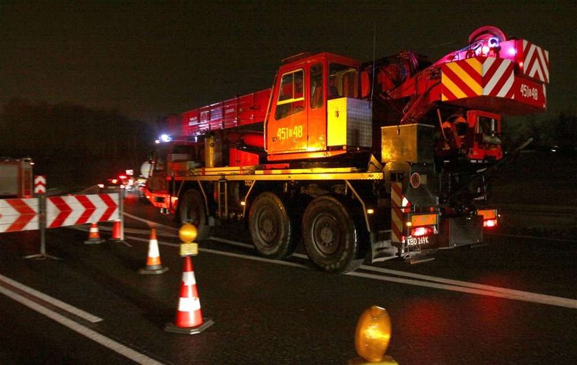 Tir wywrócił się na A4. Potężne korki! Kilka godzin była zakorkowana A4 po tym, jak kilometr od bramek na odcinku Katowice-Kraków do rowu wpadł tir. Dopiero ciężki sprzęt specjalistyczny zdołał postawić kolosa na kołach