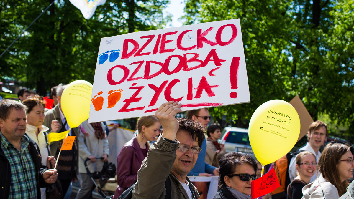 Przywiązanie do wartości rodzinnych i poszanowanie dla życia od urodzenia do naturalnej śmierci manifestowali w niedzielę w Poznaniu uczestnicy "Marszu dla Życia". Według organizatorów wydarzenia uczestniczyło w nim 3 tys. osób.