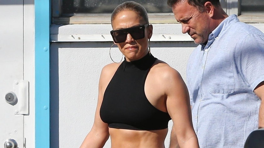 Jennifer Lopez pręży swój brzuch po wyjściu z siłowni. Co za figura!