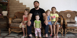 Kobiety Ramzana Kadyrowa. Mówi się, że ma trzy żony, a córkom załatwił intratne posady