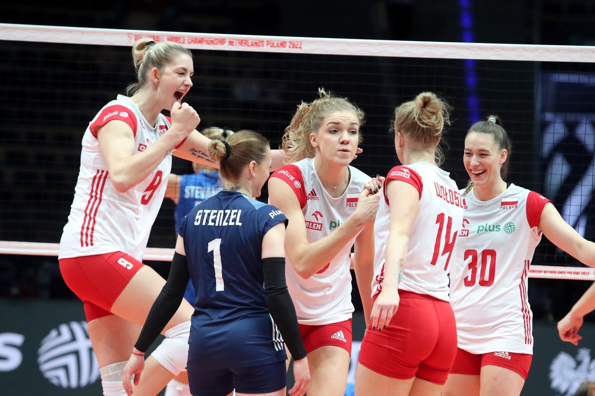 Od lewej zawodniczki reprezentacji Polski: Magdalena Stysiak, Maria Stenzel, Agnieszka Korneluk, Joanna Wołosz i Olivia Różański podczas meczu grupy F, w drugiej fazie mistrzostw świata siatkarek z Serbią w Łodzi