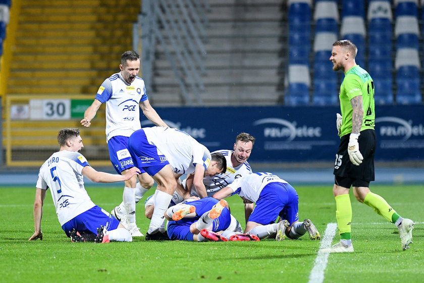 Są o włos od spełnienia marzeń! Po pokonaniu 1:0 Chrobrego Głogów zawodników Stali Mielec od awansu do ekstraklasy dzieli jeden krok. 