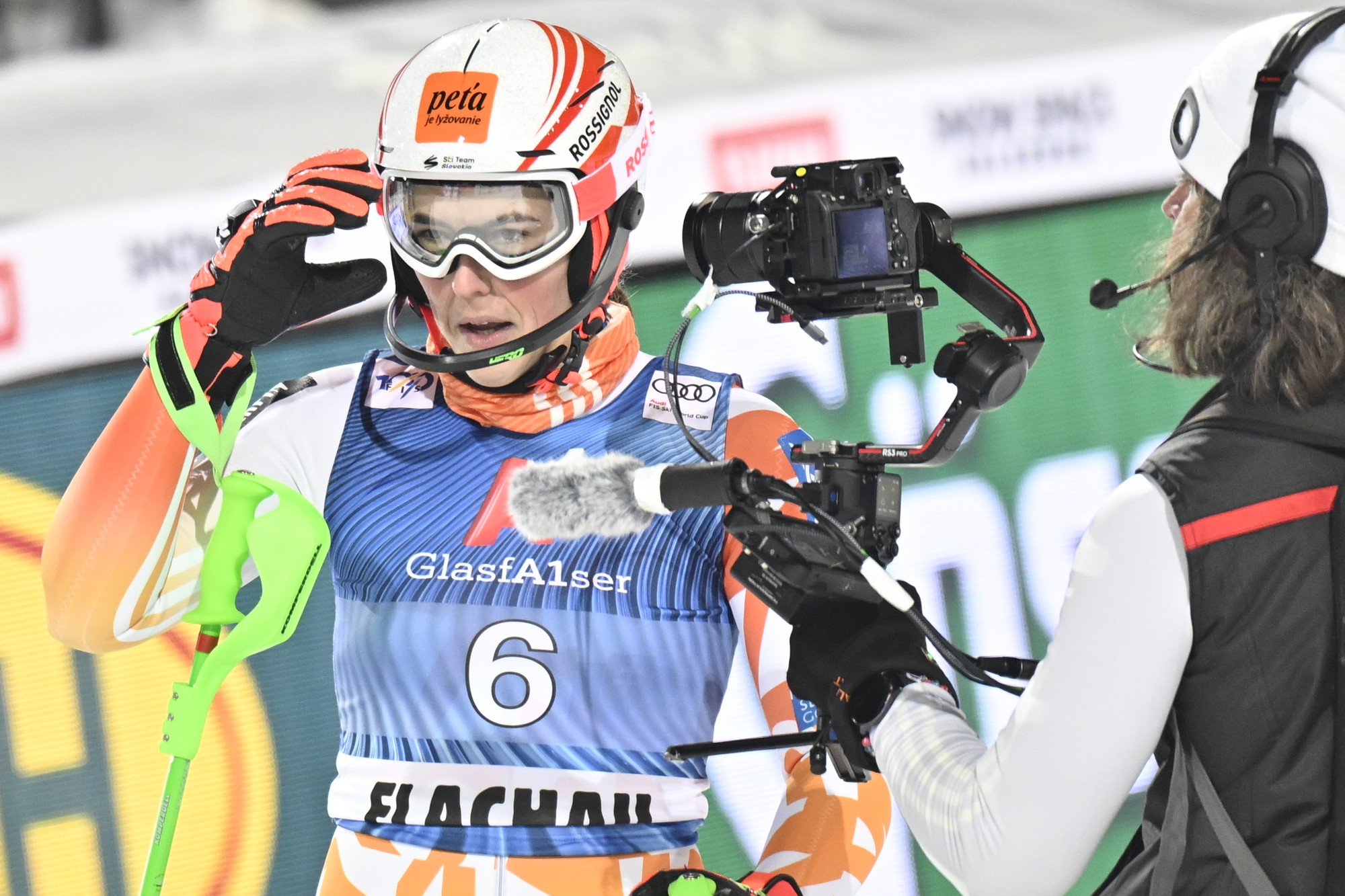 Slovenská lyžiarka Petra Vlhová reaguje v cieli 2. kola nočného slalomu Svetového pohára v alpskom lyžovaní v rakúskom Flachau.
