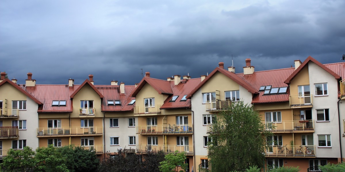 osiedle burza nawałnica chmury deszczowe blok