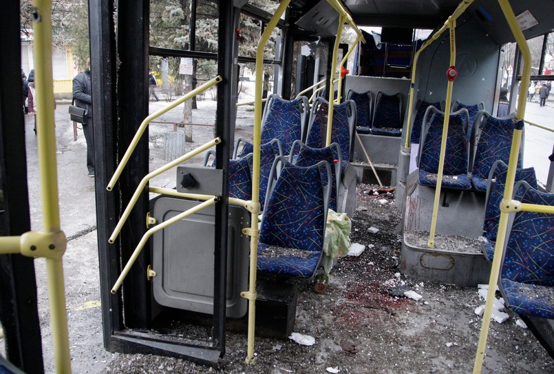 Donieck. Trolejbus ostrzelany pociskami artyleryjskimi na przystanku