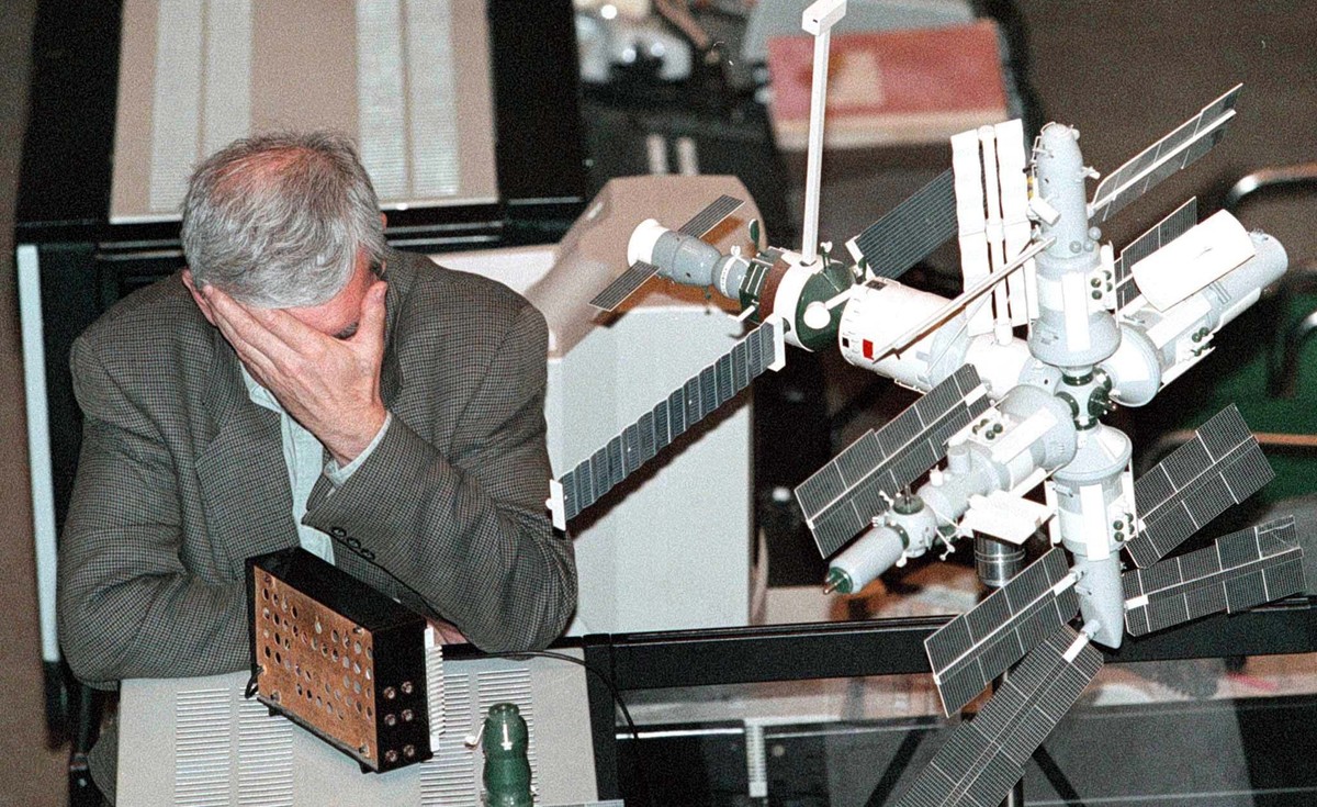 Wiktor Błagow, siedzi zmęczony obok makiety stacji orbitalnej Mir, po tym gdy w 1997 roku niespodziewanie odwołano kolejną próbę przycumowania statku dostawczego Progress do stacji orbitalnej Mir z powodu awarii komputera pokładowego Progressa