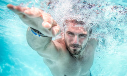 Jak pływać, aby nie utonąć? Ratownik WOPR podpowiada