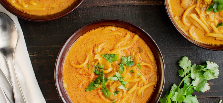 Azjatycka zupa curry z mielonym mięsem. Pyszna i sycącą
