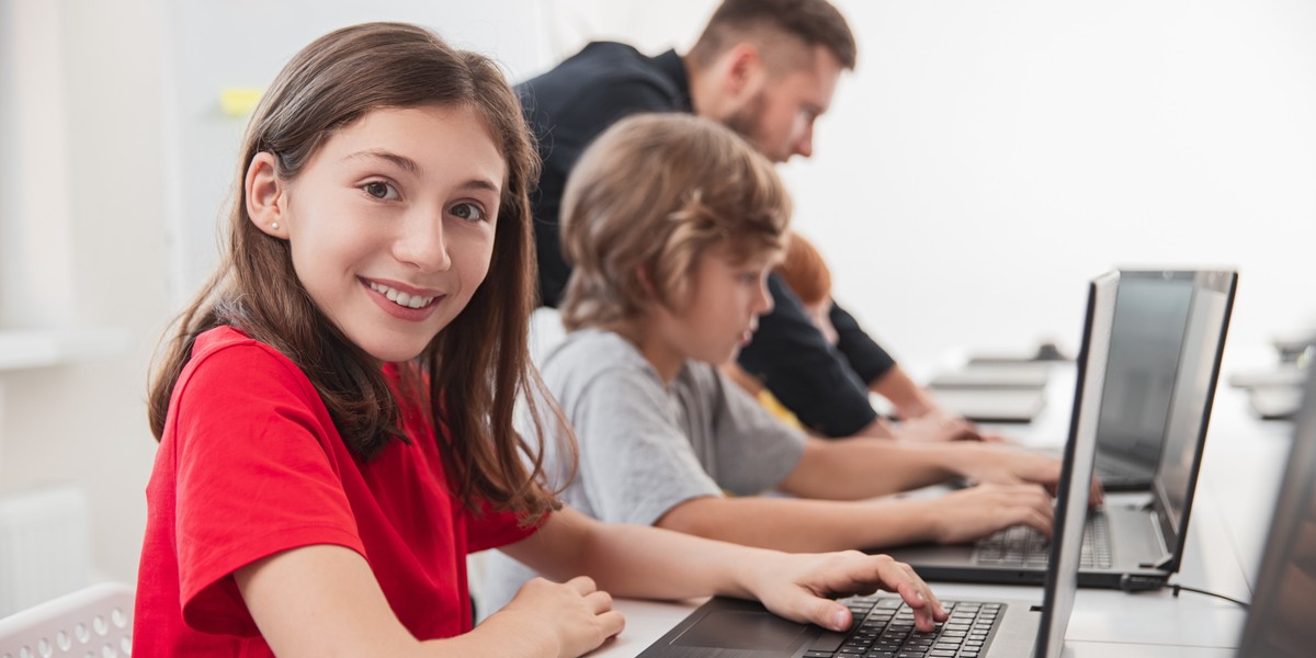 Rząd rozda uczniom "patriotyczne" laptopy.