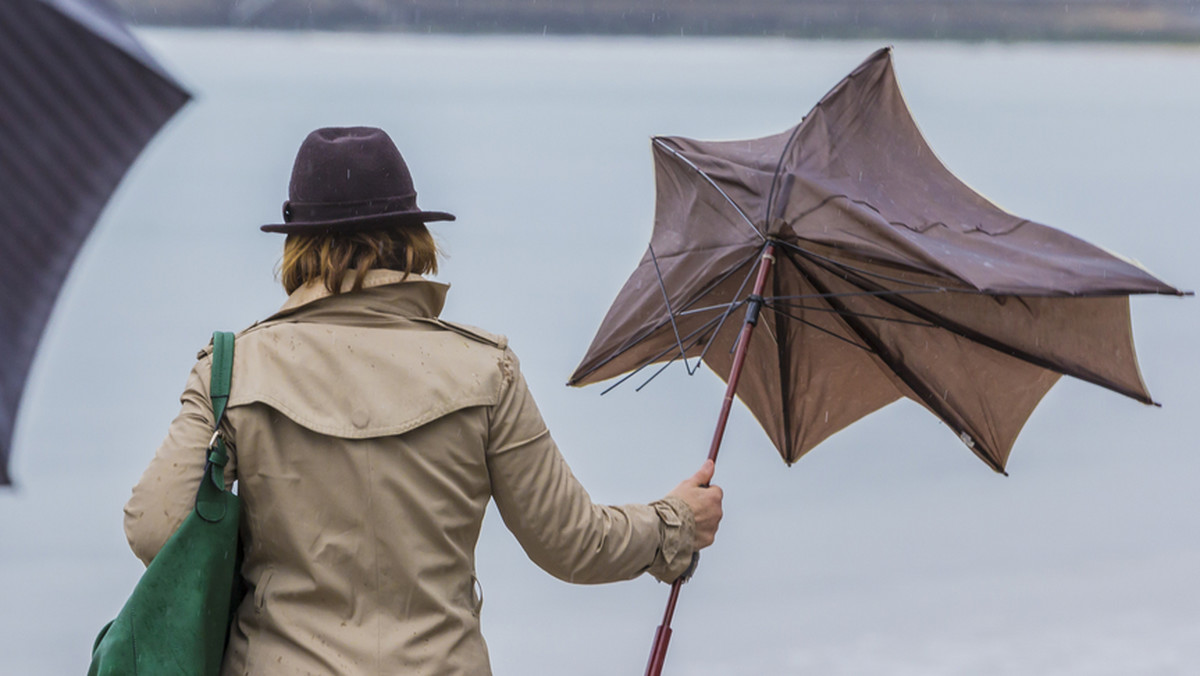 Instytut Meteorologii i Gospodarki Wodnej opublikował ostrzeżenia przed silnym wiatrem i sztormami na polskim wybrzeżu. W woj. pomorskim obowiązuje ostrzeżenie trzeciego stopnia. Ostrzeżenie przed wiatrem opublikowano także dla Podkarpacia.